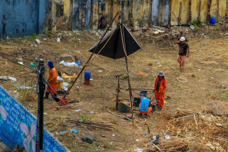 ￼EQUIPES trabalham no lugar onde ficava o Edifício Andréa