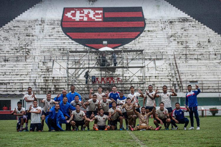 Atletas e comissão técnica do Fortaleza comemorando a vitória sobre o Flamengo 