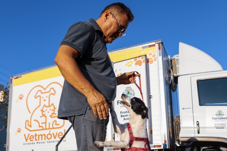 Quarta unidade do VetMóvel foi inaugurada e funcionará em um caminhão-baú equipado com centro cirúrgico atendendo ONGs e protetores de animais com consultas veterinárias, castração e vacinação antirrábica em Fortaleza