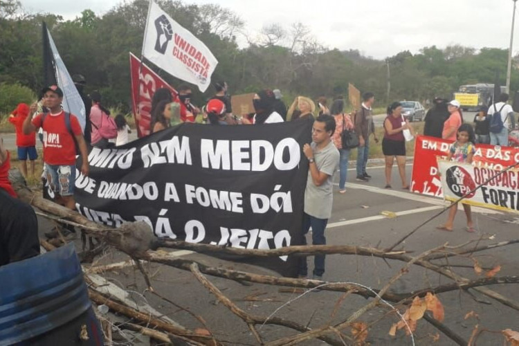 Bloqueio realizado nesta quinta-feira, 29, se estende por quilômetros 