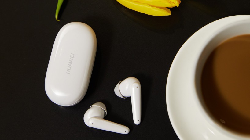 Huawei FreeBuds SE tem design semi-intra-auricular e até 24 horas de bateria