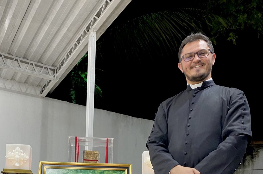 Padre Paulo Evangelista, vigário paroquial de Santana do Cariri e coordenador da Missão Benigna. Em Fortaleza, o religioso exibiu um livro que pertenceu a Menina martirizada  (Foto: Demitri Túlio)