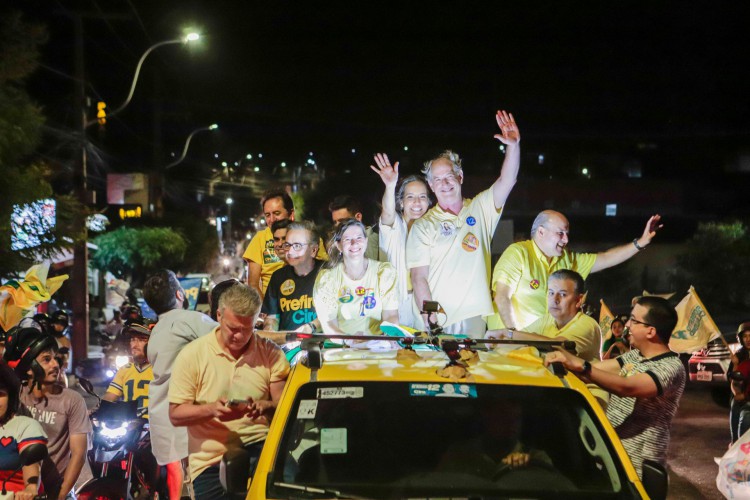 Ciro Gomes e Roberto Cláudio em carreata em Sobral, na sexta-feira, 30