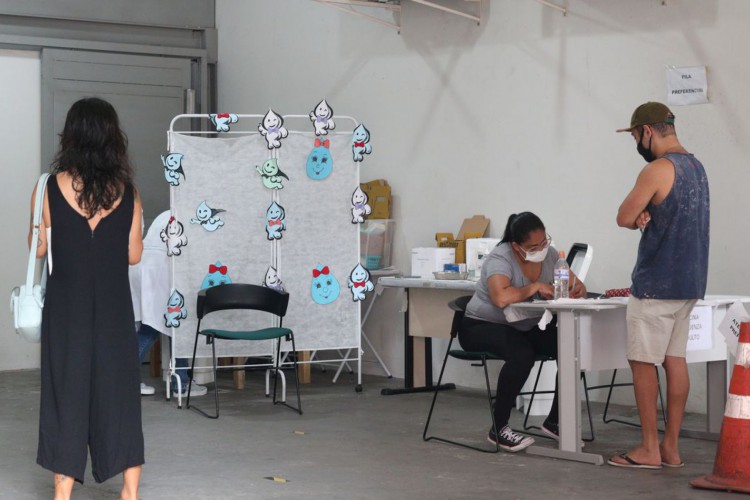 São Paulo - Posto de vacinação contra a Influenza na rua Humaitá, Bela Vista.