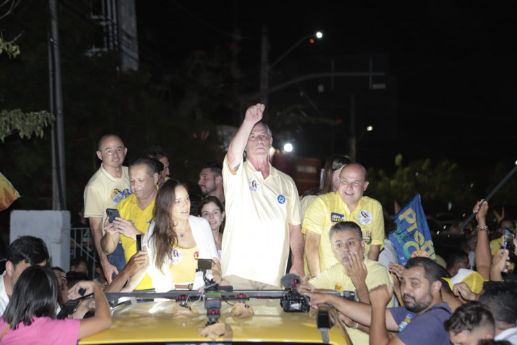 Ciro Gomes ao lado de aliados durante carreata em Sobral nesta sexta-feira, 30 de setembro 