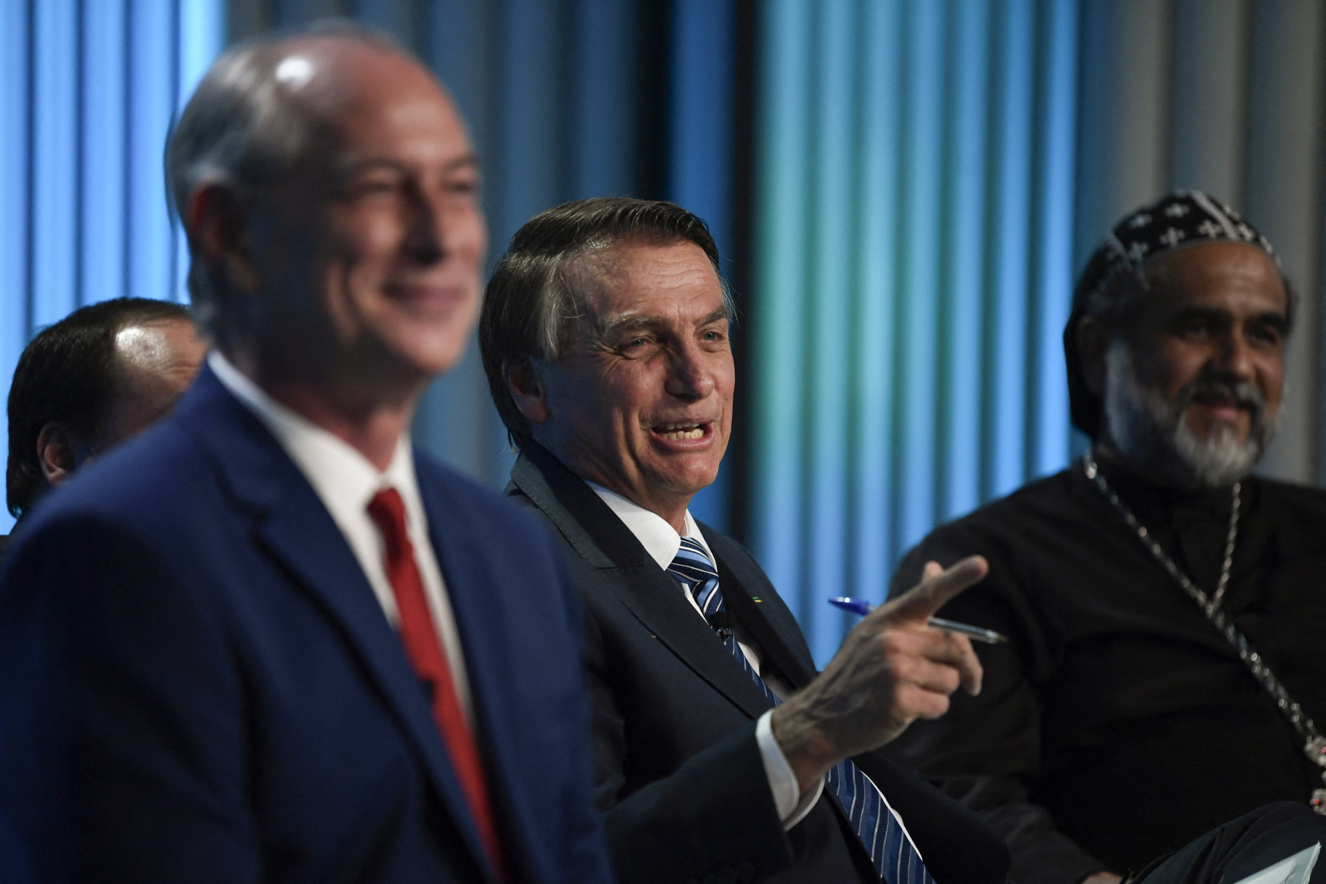 Ciro Gomes, Jair Bolsonaro e Padre Kelmon no debate na TV Globo (Foto: MAURO PIMENTEL / AFP)