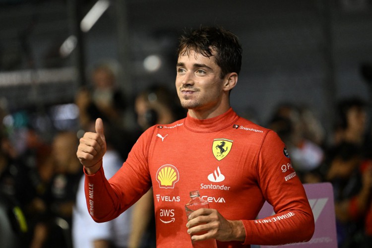 O piloto monegasco da Ferrari, Charles Leclerc, comemora conquista da pole position para o GP de Cingapura de Fórmula 1