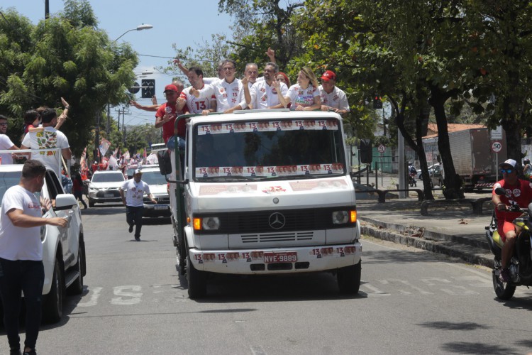 Camilo Santana e Elmano Freitas fazem carreata pelas ruas de Fortaleza na véspera das eleições