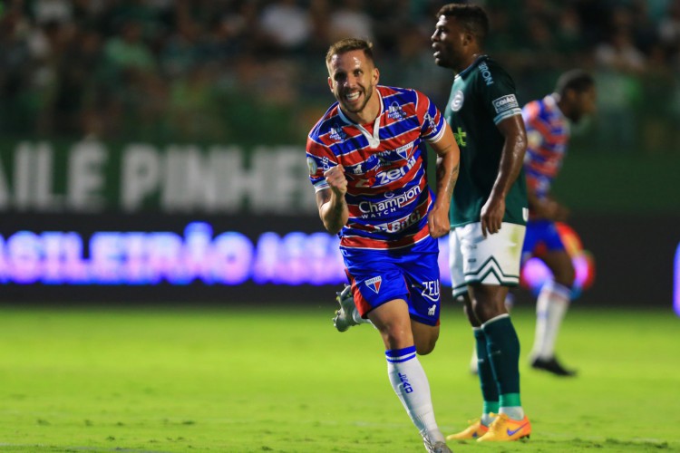 O jogador Lucas Sasha comemora gol durante partida entre Goiâs e Fortaleza, válido pelo Campeonato Brasileiro Série A, realizado na cidade de Goiânia, GO, neste sábado, 01.