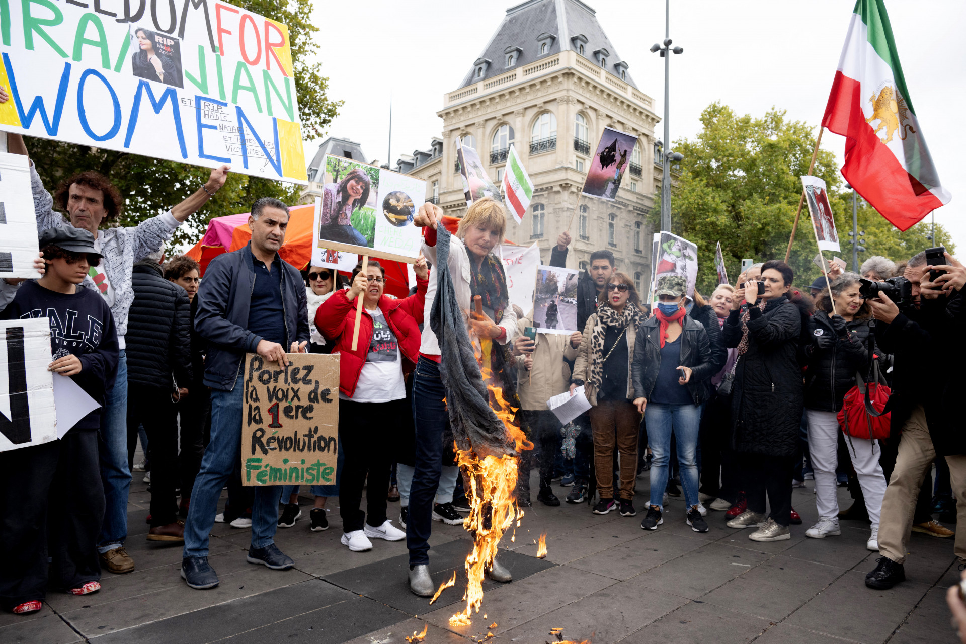 … e mulheres foram às ruas protestar. Arrancaram os véus e os queimaram.