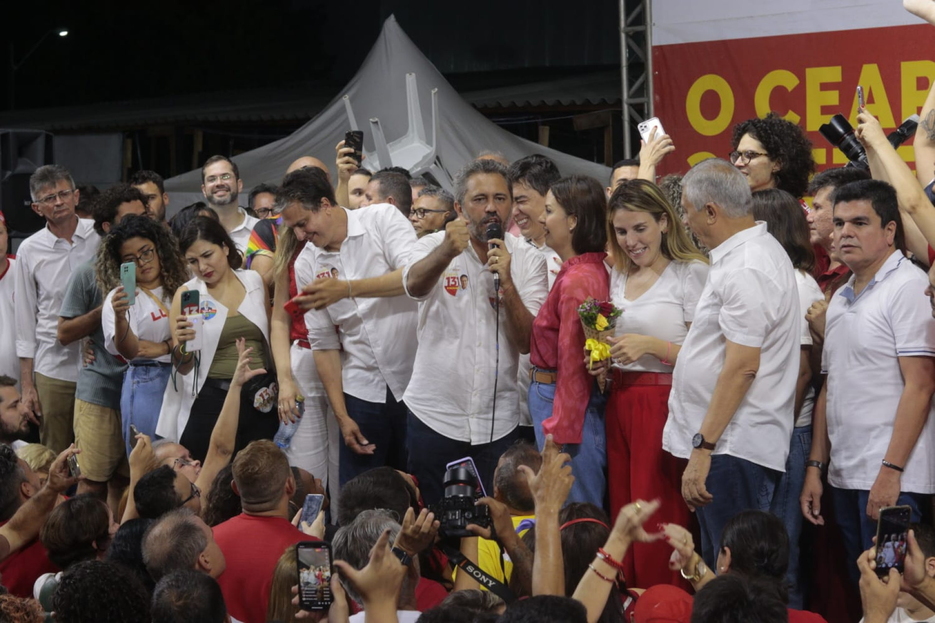 Elmano fez discurso com Camilo no comitê central da campanha (Foto: Fernanda Barros/O POVO)