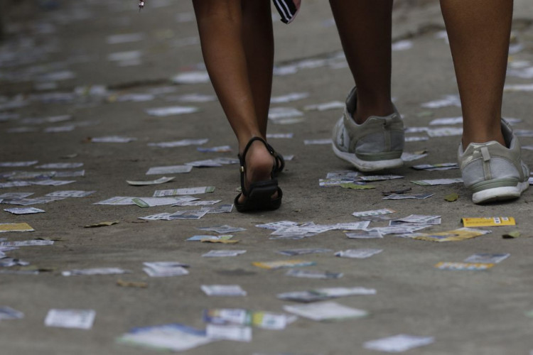 Calçadas sujas perto de seções eleitorais da Tijuca, zona norte da cidade, durante a votação de 1º turno.