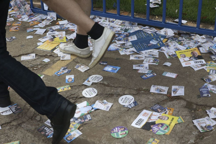 Eleições,Eleitores em Filas de Votações no Unieuro e Colegio Lasalle.