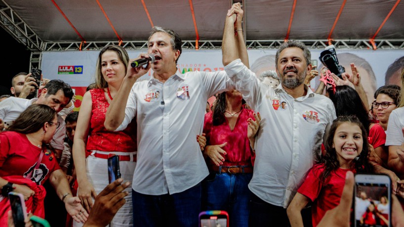 Camilo Santana e Elmano de Freitas ao comemorarem a vitória eleitoral