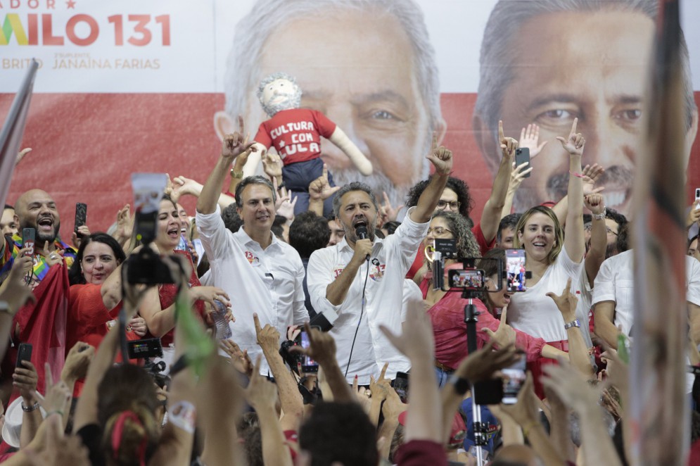 ￼Camilo Santana, Elmano Freitas e Jade Romero comemoram no palco o resultado do primeiro turno