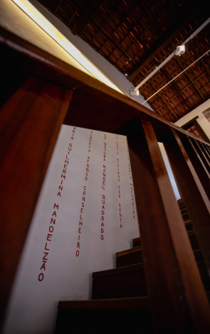 Detalhe de parede da Casa de Antônio Conselheiro revestida de nomes de personagens ligados a Canudos (Foto: Aurelio Alves)