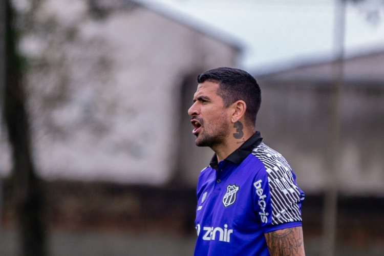 Técnico Lucho González em treino do Ceará no CT do Caju, em Curitiba