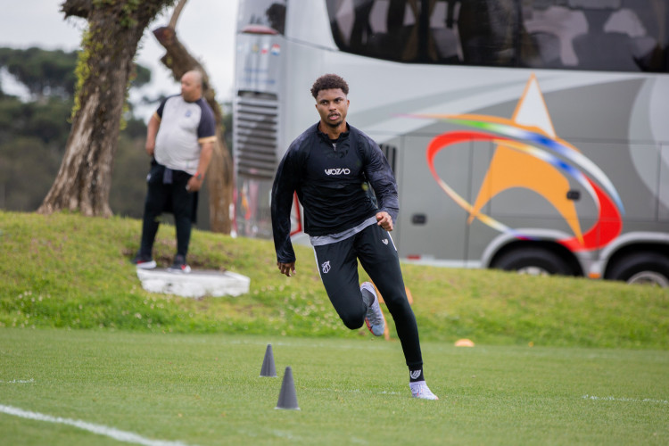 Zagueiro Lucas Ribeiro em treino do Ceará no CT do Caju, em Curitiba