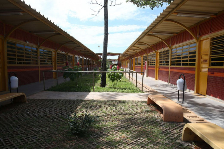 Governo do Distrito Federal implanta projeto de ensino militar para os estudantes do ensino fundamental e médio em quatro escolas públicas do DF. Na foto, o Centro Educacional (CED) 7 de Ceilândia.