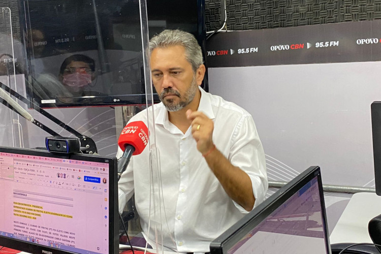 Elmano Freitas em entrevista para a rádio CBN