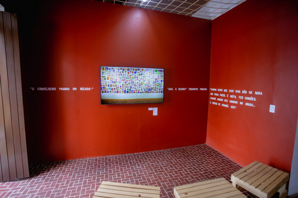 Vídeo do cineasta Tibico Brasil que compõe a exposição Tramas de Belo Monte, na Casa de Antônio Conselheiro, em Quixeramobim (Foto: Aurelio Alves)