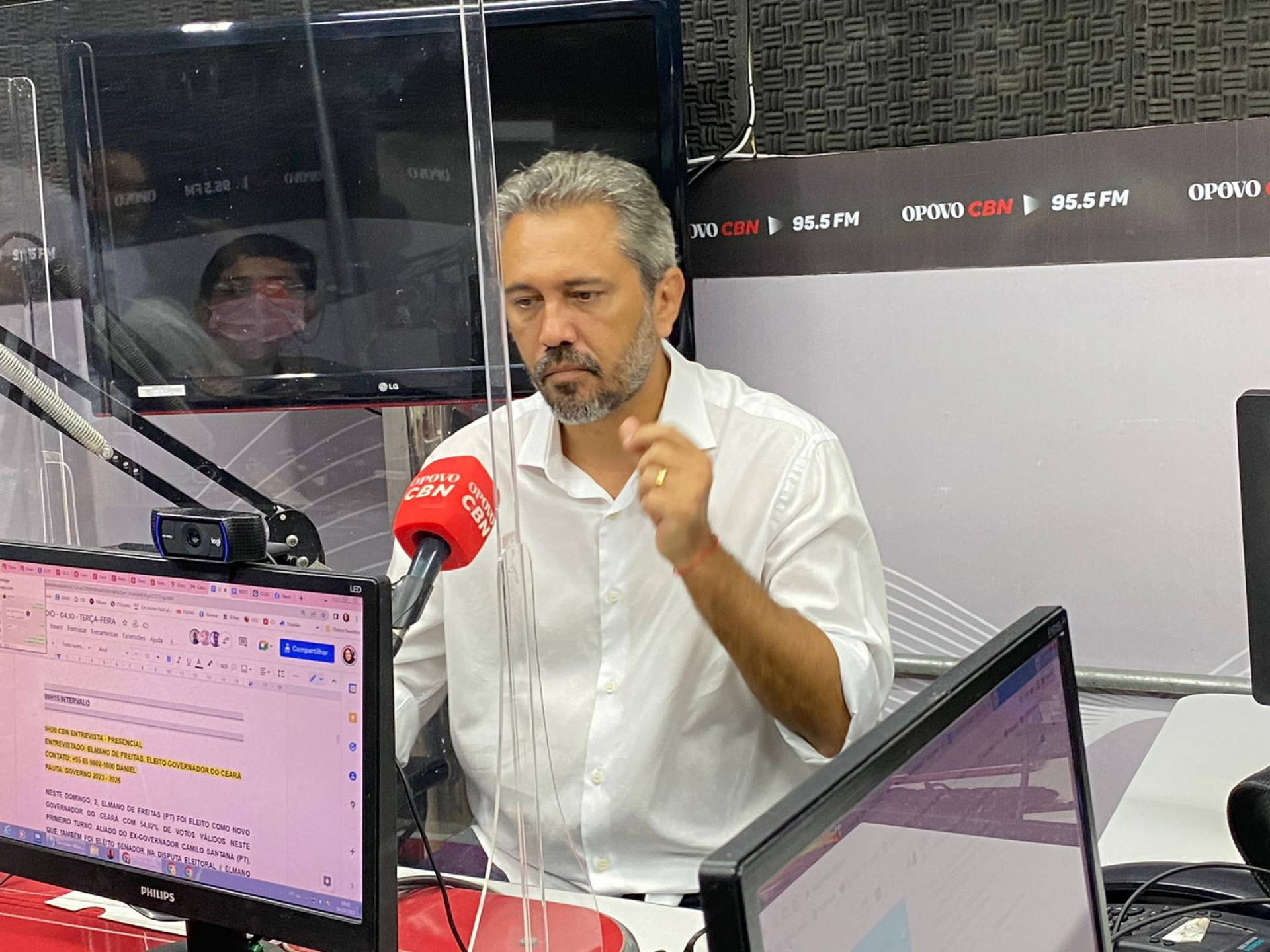 Elmano Freitas em entrevista para a rádio CBN (Foto: Raquel Aquino/O POVO)