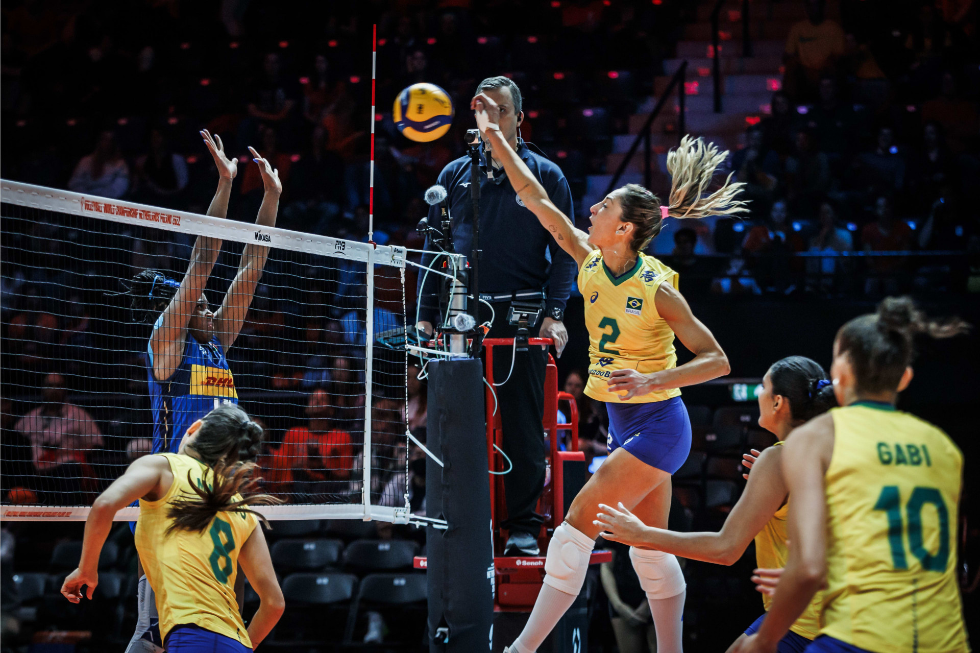 Brasil sofre, mas derrota Itália no tie-break no Mundial de vôlei feminino  