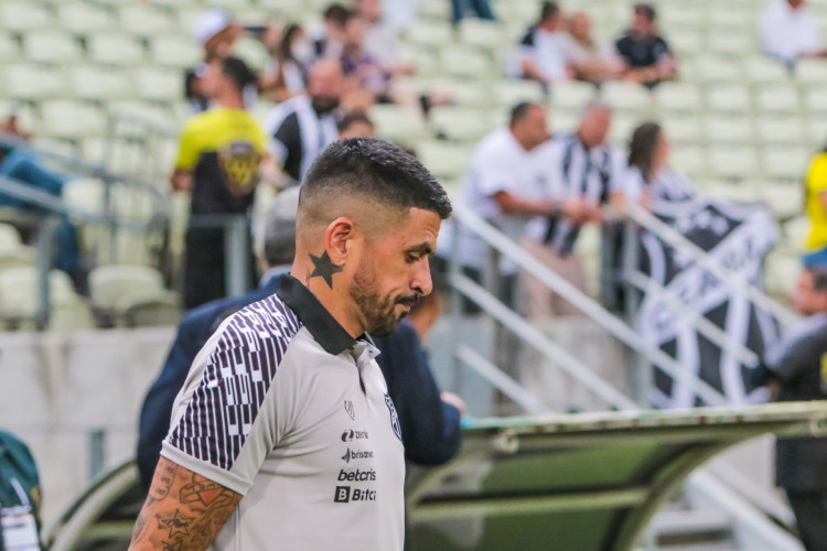 Técnico Lucho González no jogo Ceará x Goiás, na Arena Castelão, pelo Campeonato Brasileiro Série A