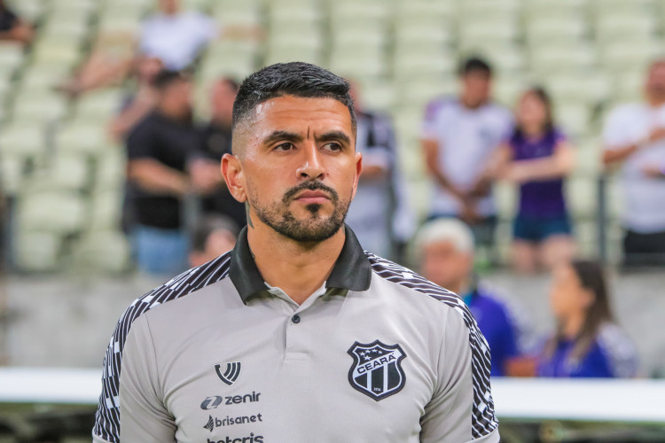 Técnico Lucho González no jogo Ceará x Goiás, na Arena Castelão, pelo Campeonato Brasileiro Série A