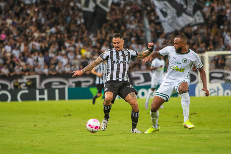 Meia Vina no jogo Ceará x Goiás, na Arena Castelão, pelo Campeonato Brasileiro Série A