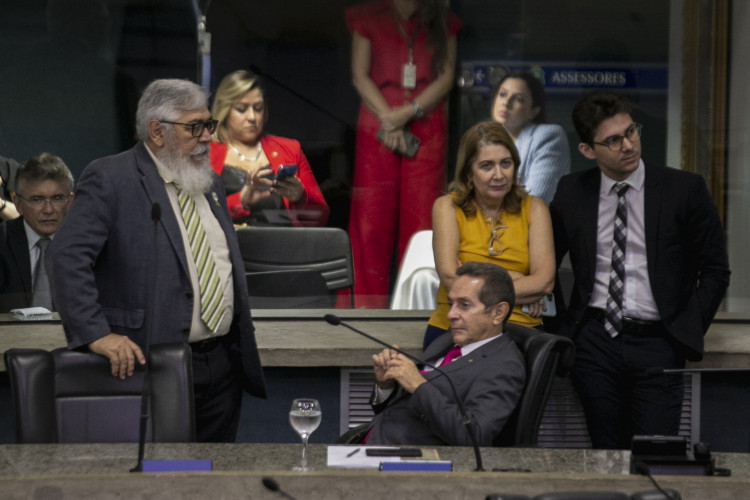 Heitor Férrer [sentado, no centro da imagem] durante sessão plenária da Assembleia Legislativa nesta quarta-feira, 5 de outubro de 2022
