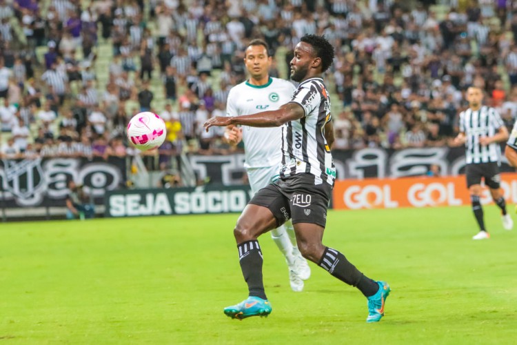 Ceará e Goiás se enfrentaram na Arena Castelão em jogo válido pela 30ª rodada do Brasileirão. Na foto, Mendoza na disputa de bola. 