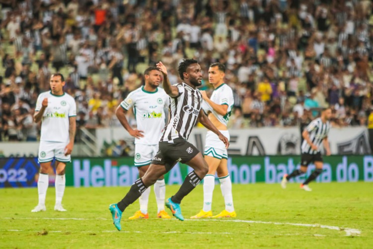 Ceará e Goiás se enfrentaram na Arena Castelão em jogo válido pela 30ª rodada do Brasileirão. Na foto, Mendoza comemora gol marcado para o Vovô. 