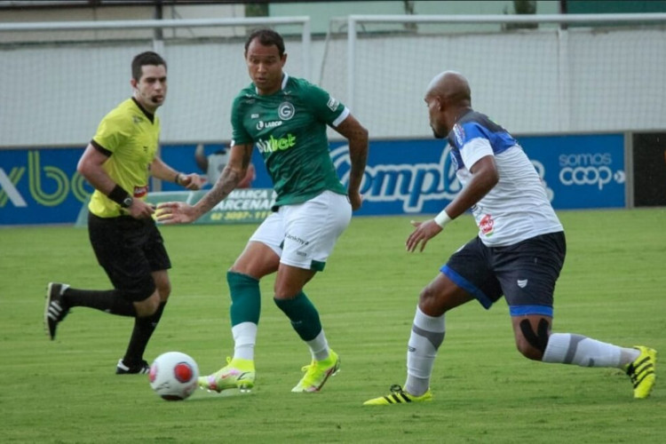 Recuperado de lesão no joelho, o atacante Vinícius foi relacionado para o confronto diante do Ceará