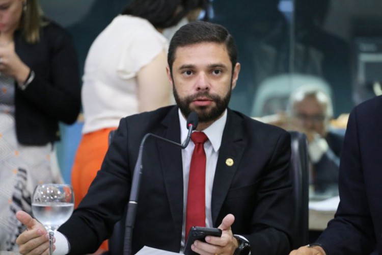 Lider do governo na Assembleia, deputado Júlio Cesar Filho (PT) durante aprovação do PL que autoriza o pagamento dos juros do Fundef aos professores(Foto: Leomar/Assembleia Legislativa)