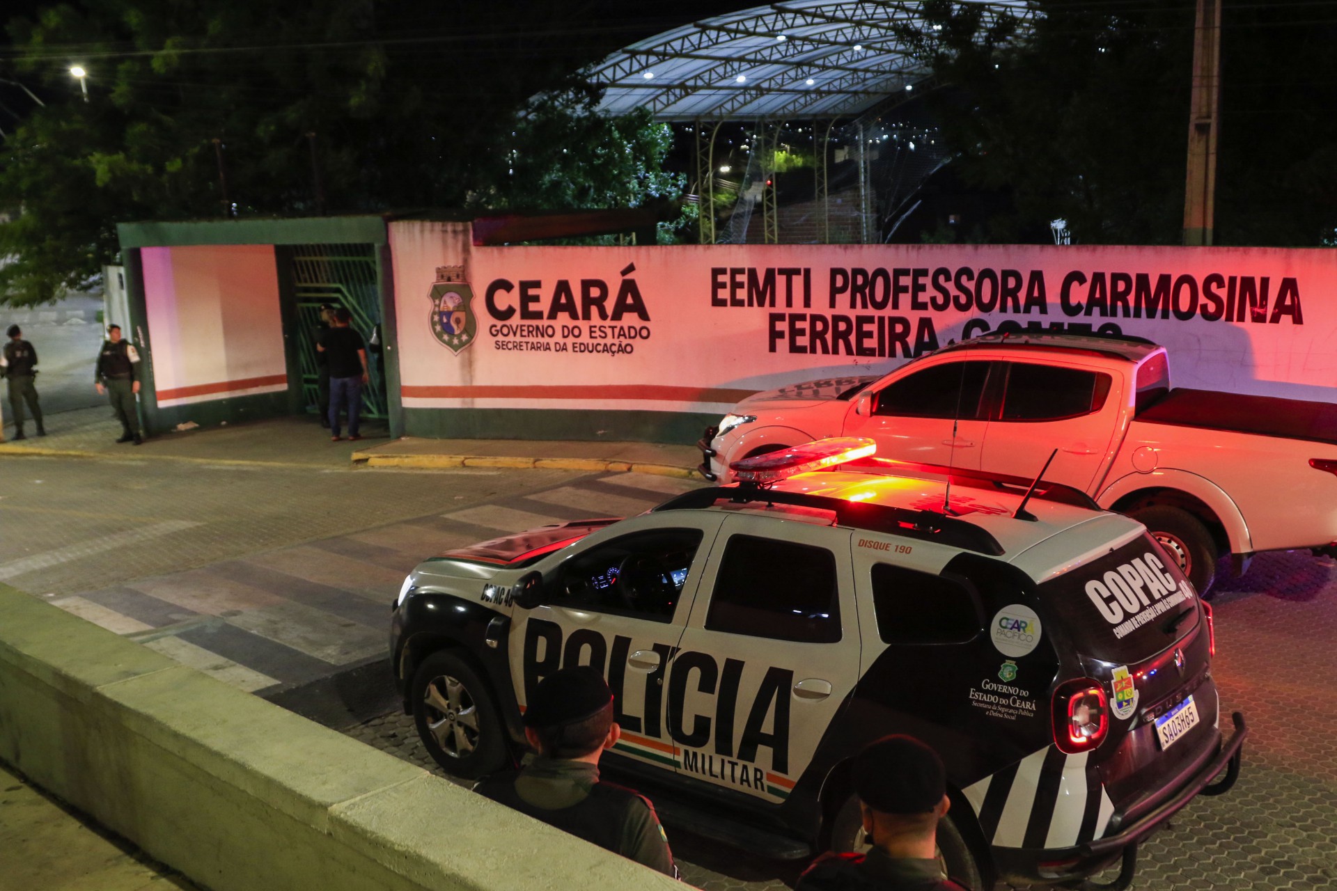 Unidades do Comando da Polícia Militar para a Prevenção e Apoio às Comunidades (Copac) passou a noite orientando a população em frente a escola (Foto: THAÍS MESQUITA)