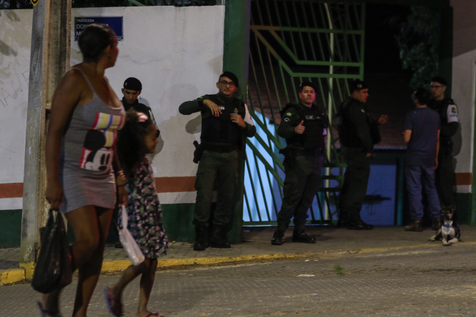 Policiamento voltado às comunidades foi reforçado no lado de fora da escola (Foto: THAÍS MESQUITA)