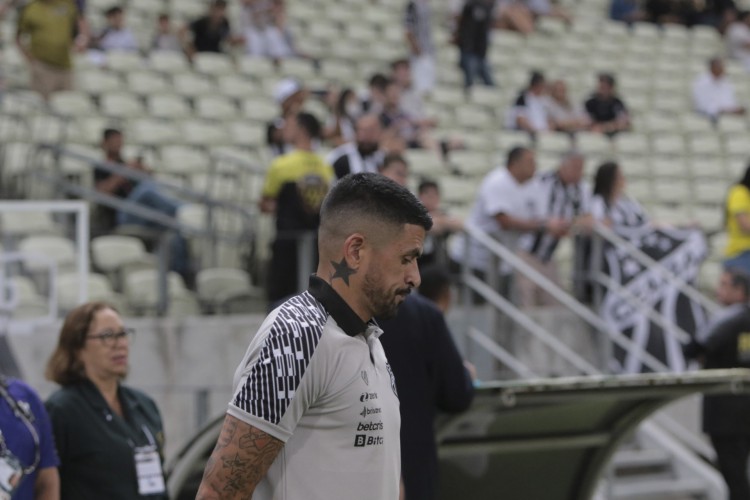 Fortaleza, Ce, BR - 05.10.05 Capeonato Brasileiro Série A - Ceará e Goiás se enfrentam no Estádio Arena Castelão. Na foto: Lucho Gonzáles, técnico(Fco Fontenele/O POVO)