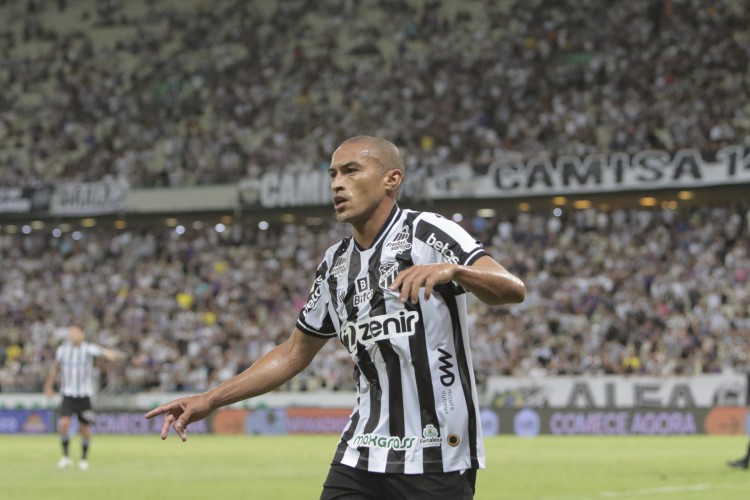 Fortaleza, Ce, BR - 05.10.05 Capeonato Brasileiro Série A - Ceará e Goiás se enfrentam no Estádio Arena Castelão. Na foto: NIno Paraiba (Fco Fontenele/O POVO)