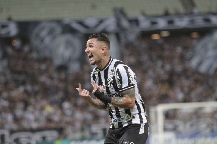 Fortaleza, Ce, BR - 05.10.05 Capeonato Brasileiro Série A - Ceará e Goiás se enfrentam no Estádio Arena Castelão. Na foto: atacante Vina (Fco Fontenele/O POVO)