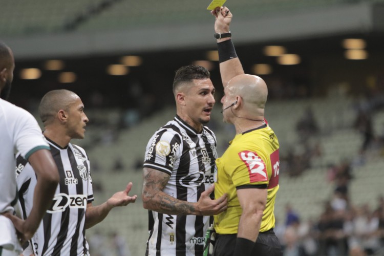 Fortaleza, Ce, BR - 05.10.05 Capeonato Brasileiro Série A - Ceará e Goiás se enfrentam no Estádio Arena Castelão. Na foto: atacante Vina (Fco Fontenele/O POVO)