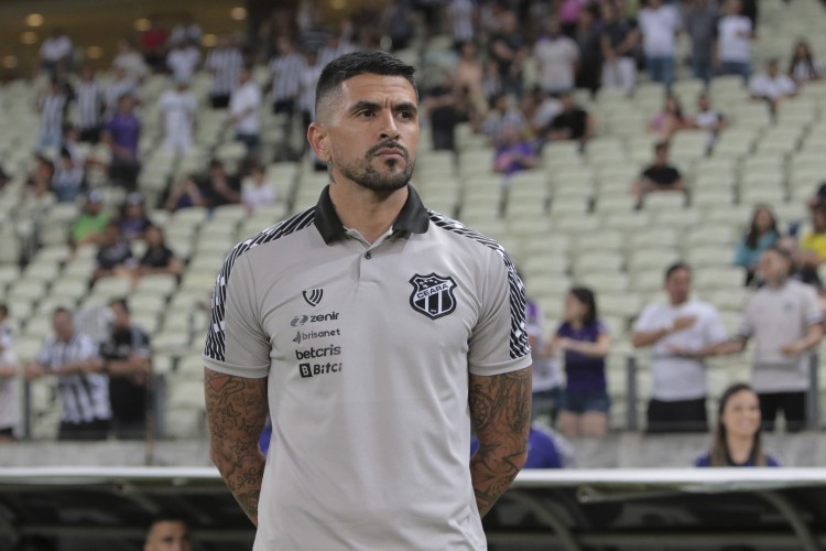 Fortaleza, Ce, BR - 05.10.05 Capeonato Brasileiro Série A - Ceará e Goiás se enfrentam no Estádio Arena Castelão. Na foto: Lucho Gonzáles, técnico(Fco Fontenele/O POVO)