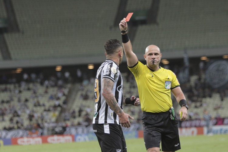 Fortaleza, Ce, BR - 05.10.05 Capeonato Brasileiro Série A - Ceará e Goiás se enfrentam no Estádio Arena Castelão. Na foto: atacante Vina (Fco Fontenele/O POVO)