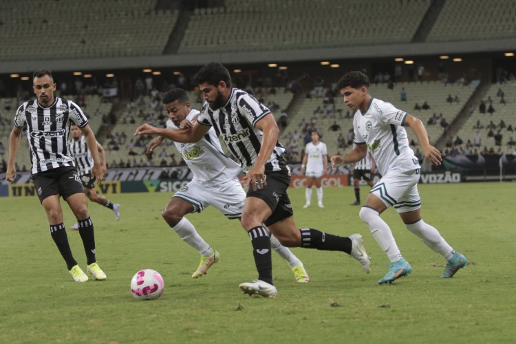 Fortaleza, Ce, BR - 05.10.05 Capeonato Brasileiro Série A - Ceará e Goiás se enfrentam no Estádio Arena Castelão (Fco Fontenele/O POVO)