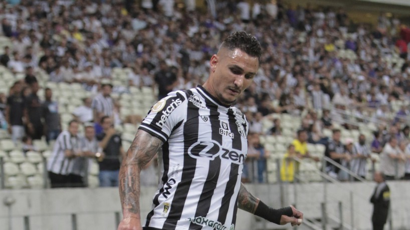 Fortaleza, Ce, BR - 05.10.05 Capeonato Brasileiro Série A - Ceará e Goiás se enfrentam no Estádio Arena Castelão. Na foto: atacante Vina (Fco Fontenele/O POVO)