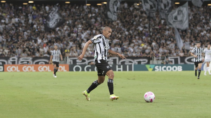 Fortaleza, Ce, BR - 05.10.05 Capeonato Brasileiro Série A - Ceará e Goiás se enfrentam no Estádio Arena Castelão. Na foto: NIno Paraiba (Fco Fontenele/O POVO)