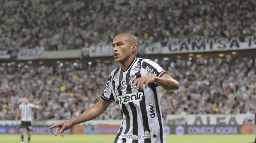 Fortaleza, Ce, BR - 05.10.05 Capeonato Brasileiro Série A - Ceará e Goiás se enfrentam no Estádio Arena Castelão. Na foto: NIno Paraiba (Fco Fontenele/O POVO)