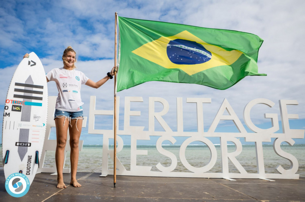 Sophia Abreu festeja o fato de que cada vez mais mulheres estão competindo no kitesurfe(Foto: Divulgação/GKA Kite Tour World)