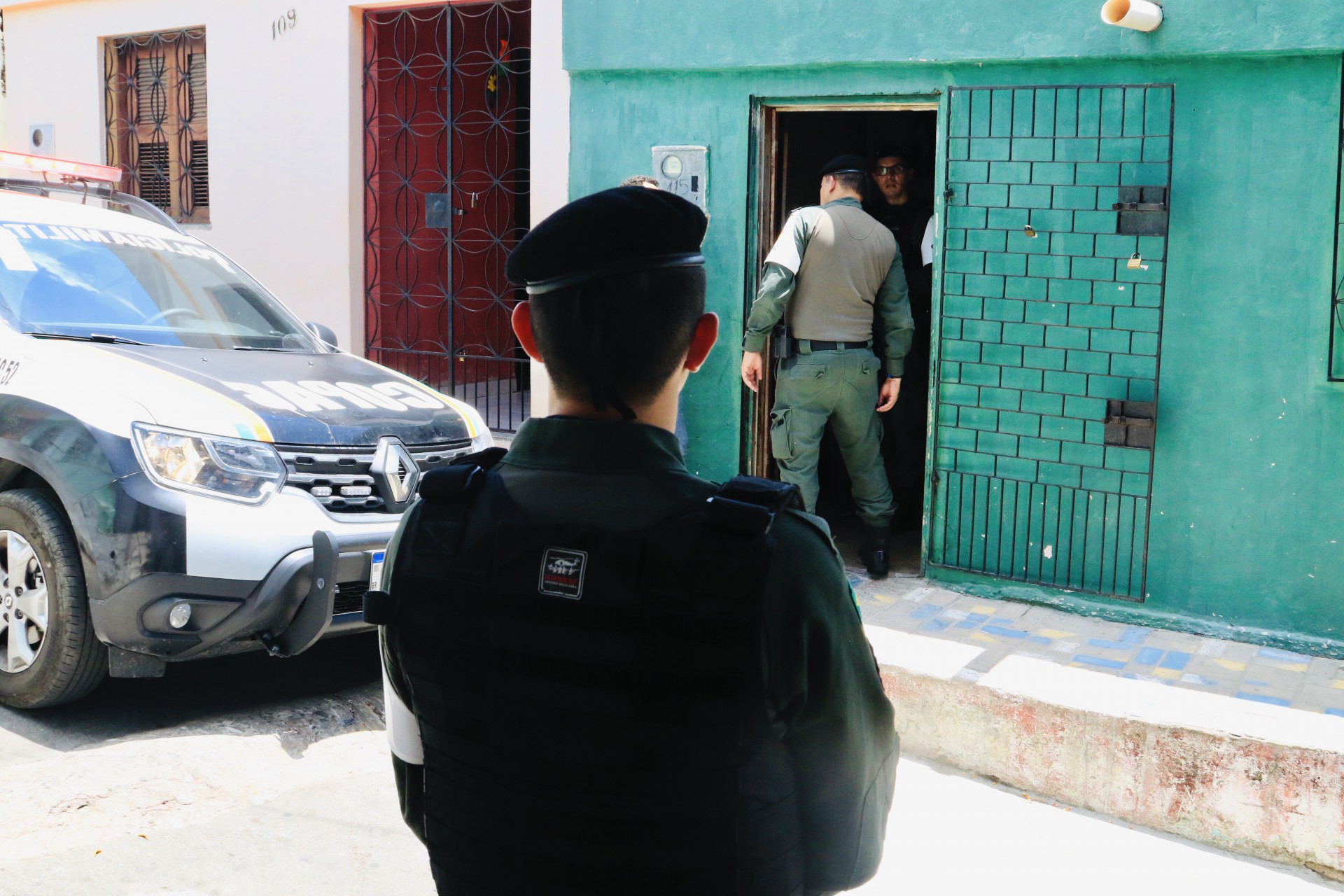 ￼POLICIAIS estão fazendo ronda no 
bairro onde fica a escola  (Foto: THAÍS MESQUITA)