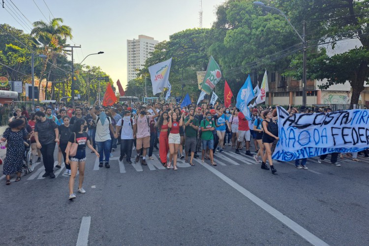 ESTUDANTES DA UFC realizaram manifestação na tarde de sexta-feira no Benfica contra o bloqueio de verbas